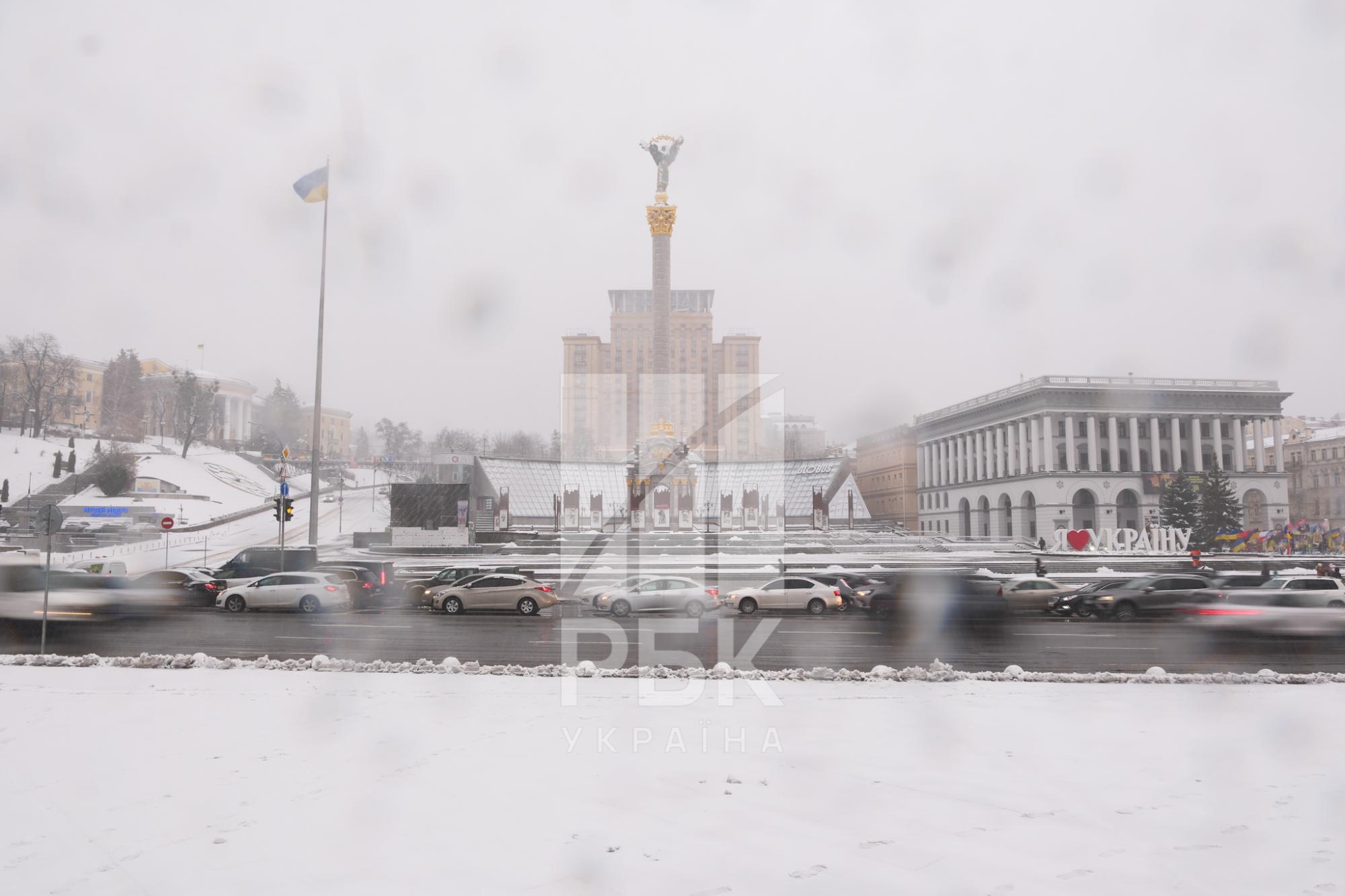 Киев "накрыл" снегопад. Что происходит на дорогах и улицах города (фото)